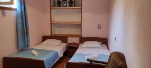 una habitación con dos camas y un espejo en Hotel Lile, en Lagodeji 89 fotos más