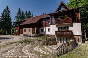 een huis met een hek ervoor bij Vila Zorile in Poiana Brasov