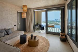 Posezení v ubytování North Santorini - A Luxury Spa Hotel