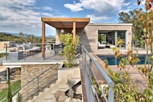 una casa con piscina y terraza en L'Alivetu Villa #INDENO, en Porto Vecchio