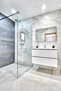 un baño con lavabo y ducha en L'Alivetu Villa #INDENO, en Porto Vecchio 18 fotos más