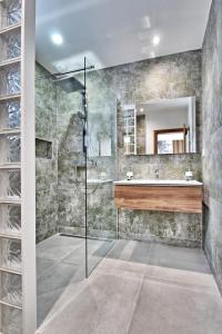 un baño con ducha y lavabo en L'Alivetu Villa #INDENO, en Porto Vecchio