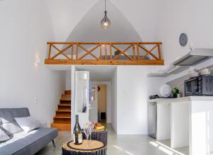 een woonkamer met een bank en een tafel bij ArcadOIA House in Oia