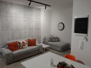 - un salon avec deux canapés et une télévision dans l'établissement My holiday home, à Rhodes