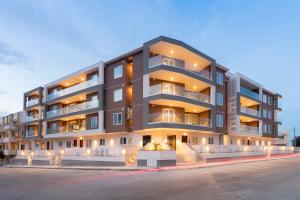un edificio con luces en el lateral. en StayMela Apartments - Birkirkara, en Birkirkara