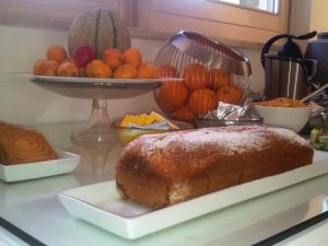 un bancone con una pagnotta di pane e un piatto di frutta di Alfieri Cottage a Ruvo di Puglia