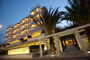 ein Hotel mit einer Palme davor in der Unterkunft Villa Del Mare Spa Resort in Cervia