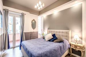 - une chambre avec un lit et une couette bleue dans l'établissement Original House in Trastevere, à Rome