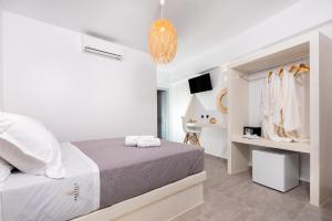 เตียงในห้องที่ Kasteli Luxury Rooms