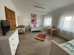 Ein weißes Zimmer mit einem Schlafzimmer und einem Wohnzimmer. in der Unterkunft FarmerLand in Abádszalók