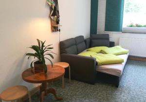 - un salon avec un canapé et une table dans l'établissement Birkenhof Ashram Shanti Zimmer, à Zittau