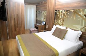 une chambre d'hôtel avec un lit et une télévision dans l'établissement Ferman Apart Hotel, à Istanbul