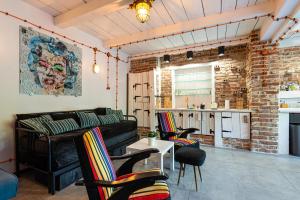 salon z kanapą i krzesłami oraz kuchnię w obiekcie Noble Apartment & Sauna ZONE w Zabierzowie