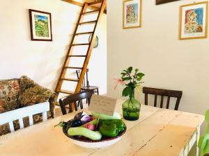 un tavolo con una ciotola di verdure sopra di Casa Ale a Marsala
