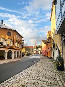 an empty street in a town with buildings at Schöne Ferienapartments im Bayerischer Wald Chrysantihof Zwiesel in Zwiesel