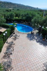 eine Terrasse mit Stühlen und einem Pool in der Unterkunft Hotel Apeneste in Mattinata