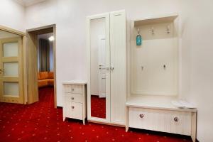 - un dressing avec un miroir et un tapis rouge dans l'établissement Universal, à Svetlogorsk