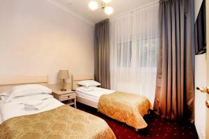 Cette chambre comprend 2 lits et une fenêtre. dans l'établissement Universal, à Svetlogorsk