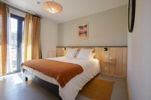 Postel nebo postele na pokoji v ubytování HOTEL COTE PHARE