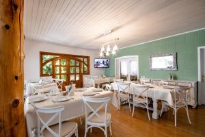 A restaurant or other place to eat at Vila Zorile