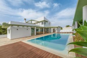 Bazén v ubytování Villa Santandria Grupo Seranova Luxury Hotel nebo v jeho okolí