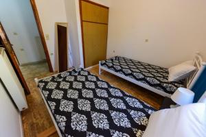 Postel nebo postele na pokoji v ubytování PYTHAGORIO MAGIC VIEw