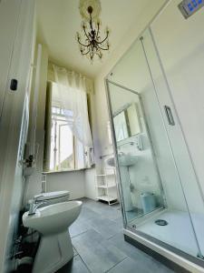 Et badeværelse på Be Happy Salerno + 73 billeder