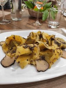 Poggiolo的住宿－Tenuta San Savino delle Rocchette，桌上的白盘食物