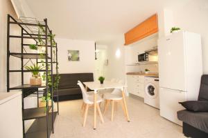 een keuken en een woonkamer met een tafel en stoelen bij Mediterranean Way - Les Dunes in Salou