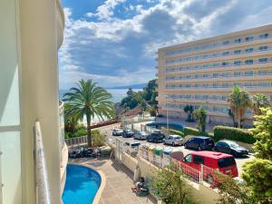 een uitzicht op een gebouw en een parkeerplaats met auto's bij Mediterranean Way - Les Dunes in Salou