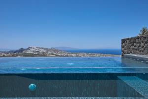 Bazén v ubytování North Santorini - A Luxury Spa Hotel nebo v jeho okolí