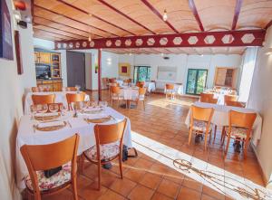 Reštaurácia alebo iné gastronomické zariadenie v ubytovaní Hotel La Parada del Compte