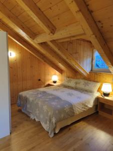 Un pat sau paturi într-o cameră la Pian Schiavaneis B&b apartament