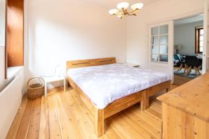 1 Schlafzimmer mit einem Bett und einem Esszimmer in der Unterkunft fewo1846 - Heimspiel - komfortable Wohnung mit 2 Schlafzimmern und sonnigem Garten in Flensburg