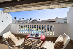 een patio met een tafel en stoelen op een balkon bij Casa Costa Ballena Dahlia in Costa Ballena