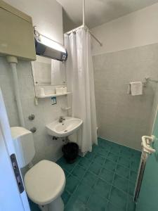 La salle de bains est pourvue de toilettes blanches et d'un lavabo. dans l'établissement Hostel Spinut, à Split