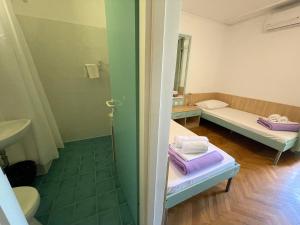 Rúm í herbergi á Hostel Spinut
