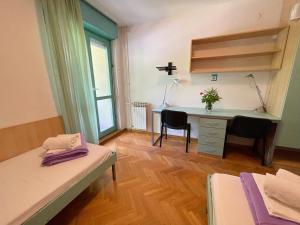 Rúm í herbergi á Hostel Spinut