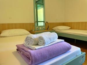 Rúm í herbergi á Hostel Spinut