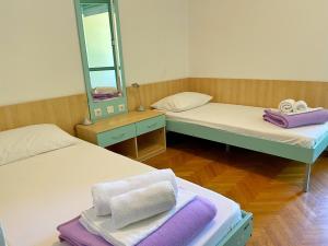 Rúm í herbergi á Hostel Spinut