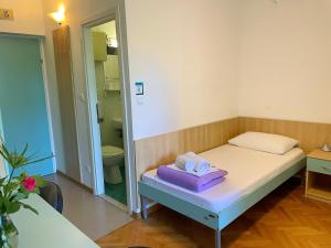 Rúm í herbergi á Hostel Spinut