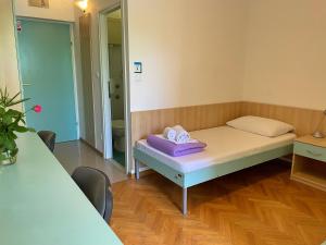 Rúm í herbergi á Hostel Spinut