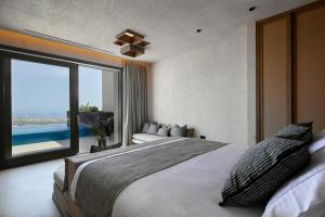 Postel nebo postele na pokoji v ubytování North Santorini - A Luxury Spa Hotel