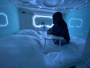 Postel nebo postele na pokoji v ubytování Space Night Capsule Hostel