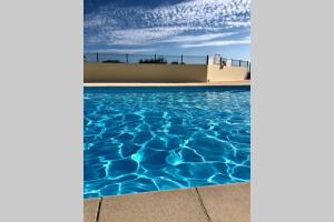 Πισίνα στο ή κοντά στο Charmant studio à 400m de la plage avec piscine +18 φωτογραφίες