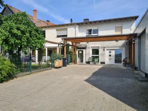 ein Haus mit einer steinernen Einfahrt davor in der Unterkunft Fafa Home with Pool in Essen