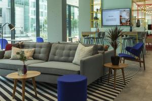 a living room with a couch and two tables at the niu Belt in Eschborn