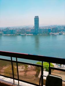 Nile Star Suites & Apartments في القاهرة: اطلاله على جسم كبير من الماء