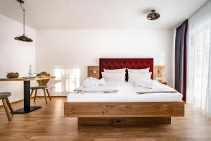 Alpin Lodges - Moderne Appartements mit Zugang zu 3000 qm SPA Panoramahotel Oberjoch客房内的一张或多张床位