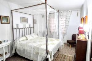 Tempat tidur dalam kamar di Waterfront 3 Bedroom Beach Apartment
